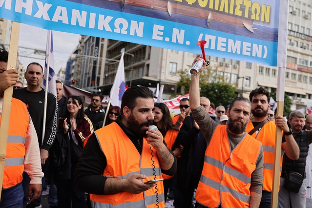 Yunanistan'da 'savaşa hayır' grevi Pire limanı ve tren seferlerini durdurdu