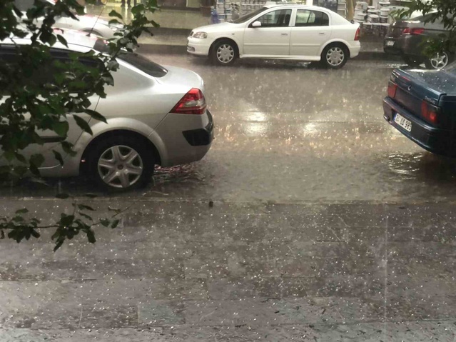 Erzincan'da fındık büyüklüğünde dolu günlük yaşamı aksatıp tarımda endişe yarattı