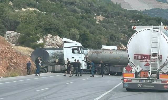 Gaziantep Nurdağı'nda tanker kazasında sürücüler yaralandı, tonlarca yakıt döküldü