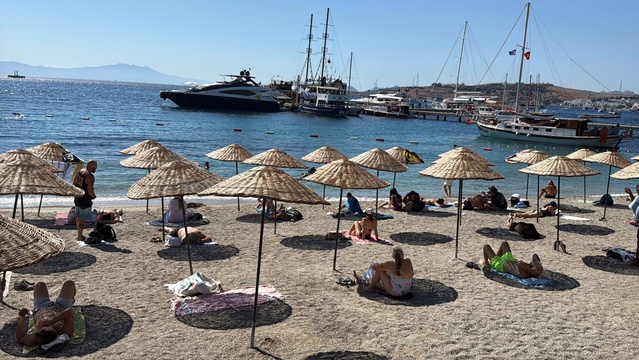 Bodrum'da ekimde deniz suyu 24 derece olunca turistler denize girdi