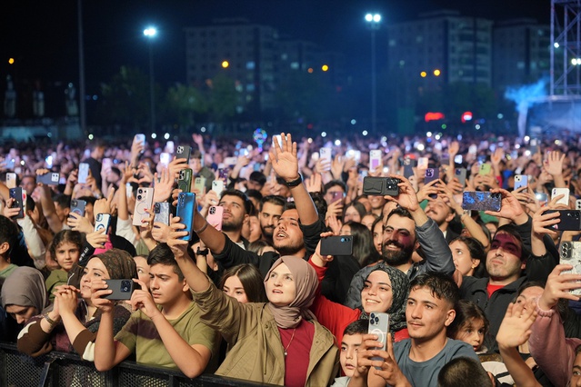 Hakan Altun, Diyarbakır Kültür Yolu Festivali'nde Nevruz Parkı'nda sahne aldı