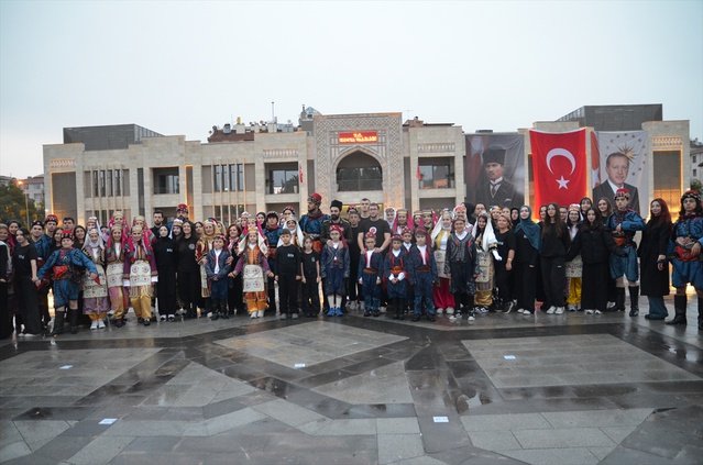 Konya'da 103 dansçı Cumhuriyet'in 103. yılında yağmur altında zeybek oynadı