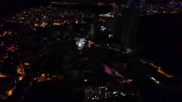 İstanbul Sarıyer'de sel enkazı farlarla kaldırılıyor, Ayazağa karanlığa gömüldü