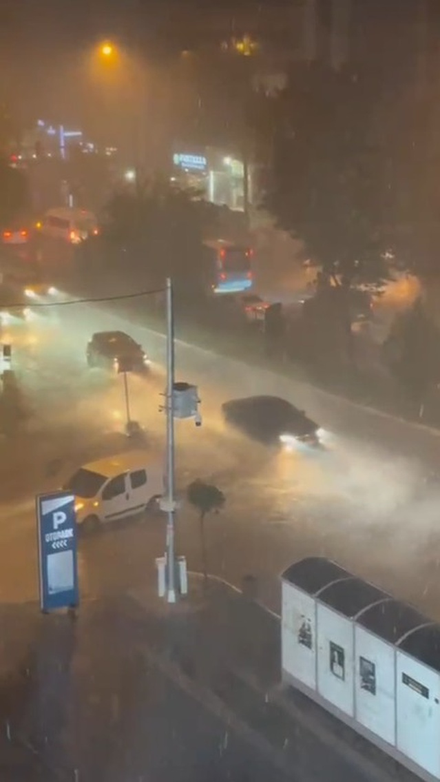 Mardin Artuklu'da sağanak ve dolu yolları göle çevirip ulaşımı aksattı
