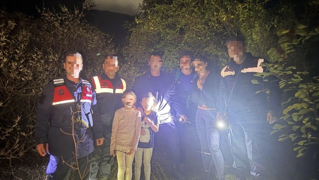 Kuşadası'nda ormanda kaybolan 4 kişilik Alman aileyi jandarma gece buldu
