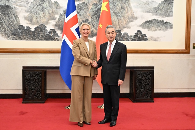 Çin Dışişleri Bakanı Wang Yi, İzlanda mevkidaşıyla görüşüp 55. yılını hatırlattı