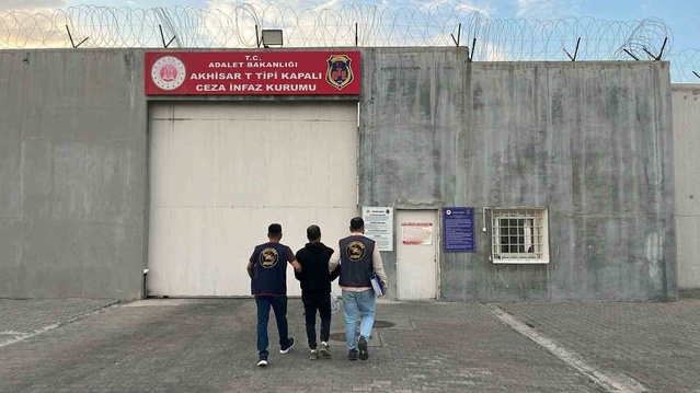 Manisa Akhisar'da jandarma, 78 yıl 11 ay 15 gün hapis cezalı şahsı yakaladı