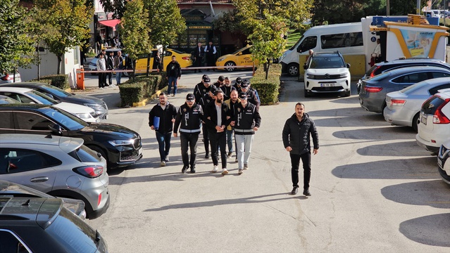 Eskişehir'de vadeli araç satışı adı altında tefecilik yapan 5 zanlıdan 2 tutuklandı