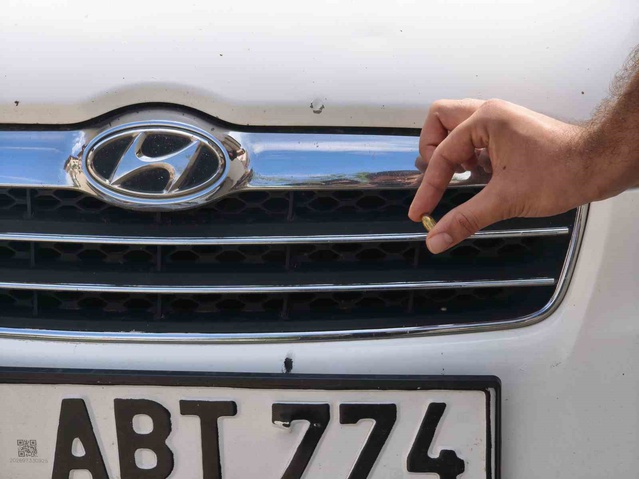Hatay Reyhanlı'da düğünde sıkılan yorgun mermi otomobilin tamponuna sıkıştı