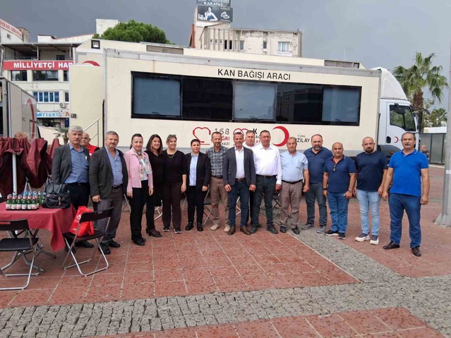 Aliağa'da mahalle muhtarları Kızılay için Demokrasi Meydanı'nda kan bağışladı