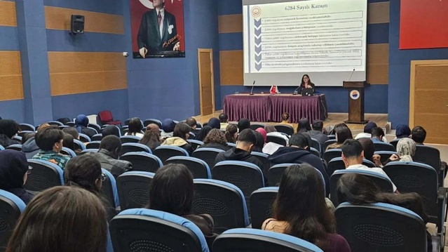 Sinop Aile ve Sosyal Hizmetler İl Müdürlüğü gençlere güvenli ilişki semineri verdi