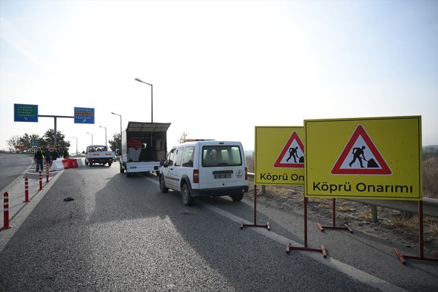 Eski tren köprüsü yıkımı Edirne-Kapıkule kara yolunu çift yönlü ulaşıma kapattı