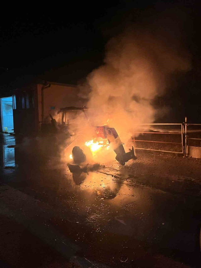Kırklareli Babaeski'de çiftlikte alev alan iş makinesi kullanılamaz hale geldi