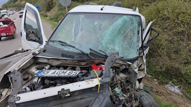 Samsun Vezirköprü'de hafif ticari araç otomobille çarpıştı, 1'i ağır 2 kişi yaralandı