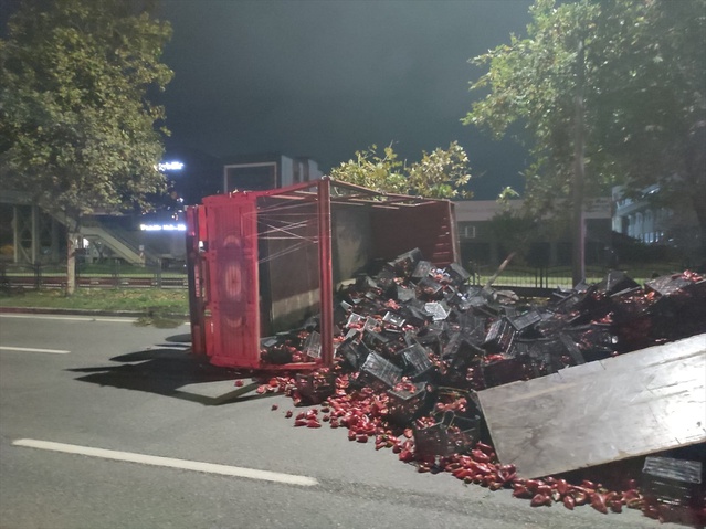 Samsun Tekkeköy'de devrilen biber kamyonunda 2 kişi yaralandı, yol trafiğe açıldı