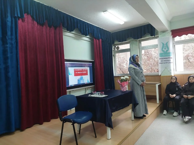 Rukiye Dinç, Kütahya'daki imam hatip lisesinde Hz. Peygamber'in aile hayatını anlattı