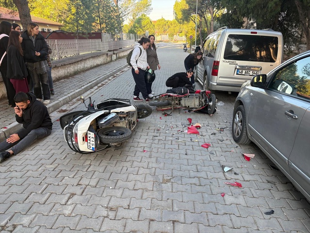 Aydın Çine'de iki motosiklet çarpıştı, yaralanan 2 sürücü hastaneye kaldırıldı