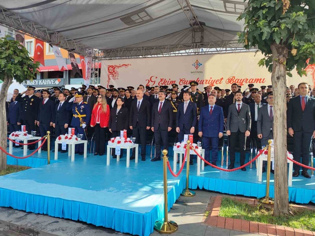 Batman'da 29 Ekim Cumhuriyet Bayramı Turgut Özal Bulvarı'ndaki törenle kutlandı