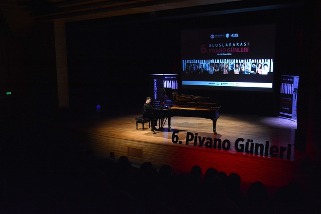 Piyanist Raffaele D'Angelo, Anadolu Üniversitesi'ndeki resitalinde beğeni topladı