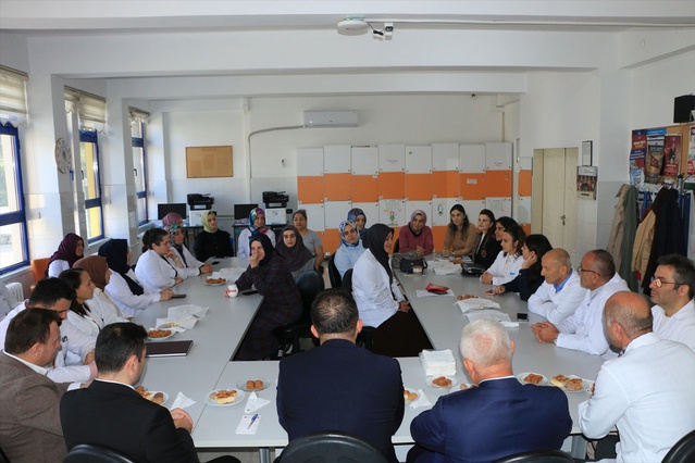 Of Kaymakamı Akça, 28 Şubat İlkokulu'nda öğretmenlerle bir araya geldi