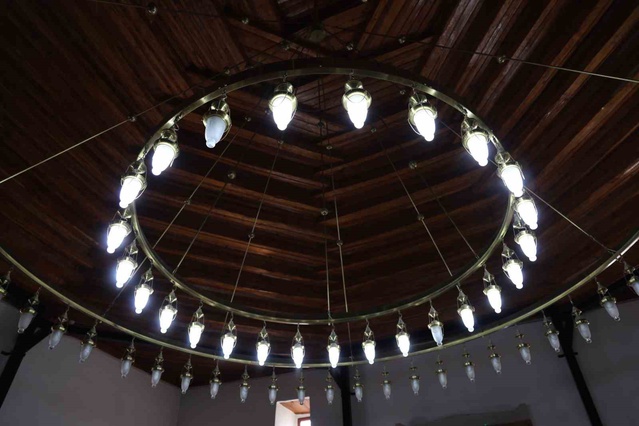 Kırşehir'de 1864'te yaptırılan Çarşı Camii, kırlangıç tavanıyla dikkat çekiyor.
