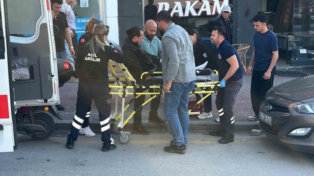 Bolu'da iddiaya göre yol vermeyen otomobil yüzünden motosiklet devrildi, sürücü yaralandı