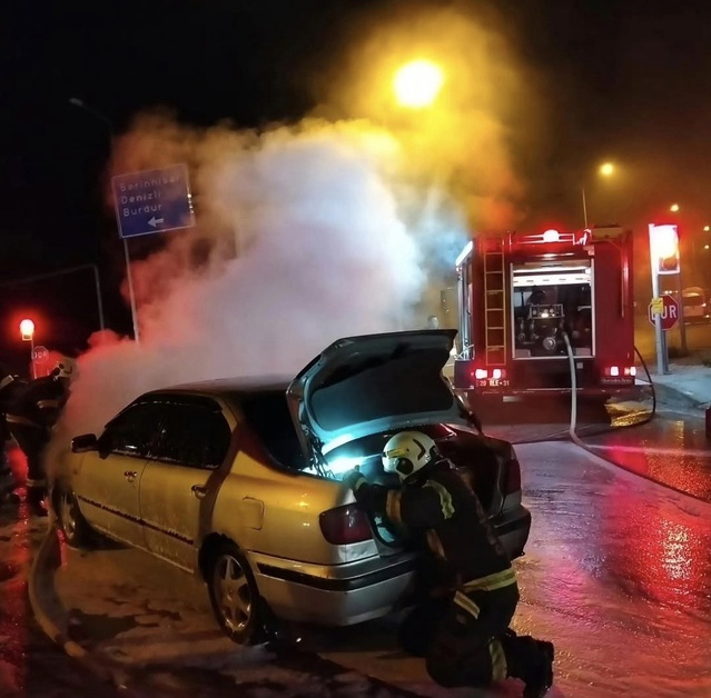 Denizli Acıpayam'da otomobilde çıkan yangın itfaiye ekiplerince söndürüldü