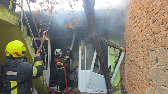 Aydın Nazilli'de battaniyeden çıktığı öğrenilen yangında 86 yaşındaki adam kurtuldu