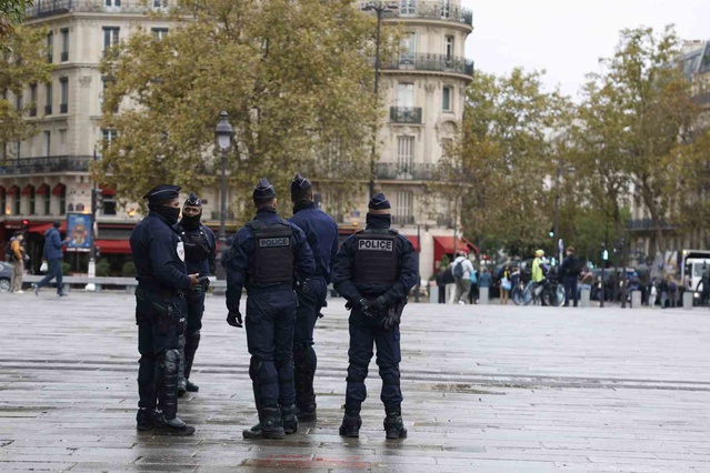 Paris'te müzeler kapandı, Fransa genelinde 70 bin polis ve jandarma görevlendirildi