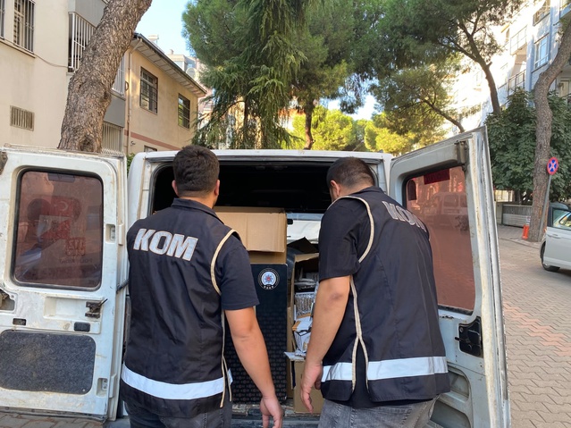 İzmir'de kaçakçılık operasyonunda 40 bin 100 makaron ele geçirildi, 1 şüpheli gözaltında