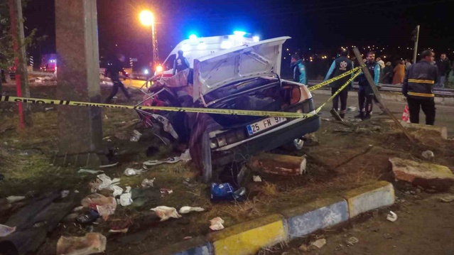 Van Gevaş'ta hastane önünde tankerle otomobil çarpıştı, 1 kişi öldü, 4 kişi yaralandı