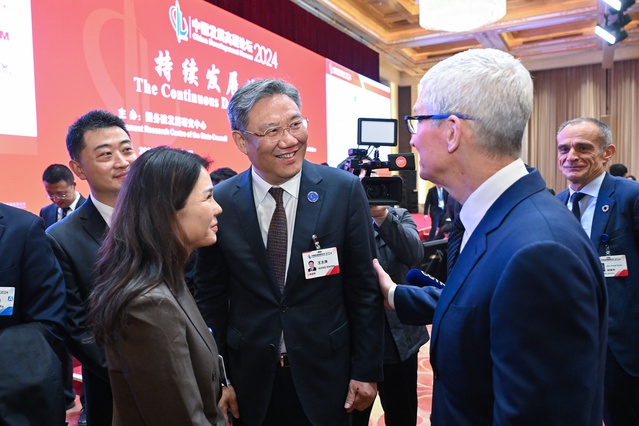 Çin Ticaret Bakanı Wang, Beijing'de Cook ile görüştü; Apple'dan köprü rolü bekliyor