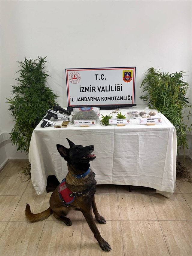İzmir Konak'ta baskında 1 kilo 855 gram sentetik uyuşturucu ele geçirildi