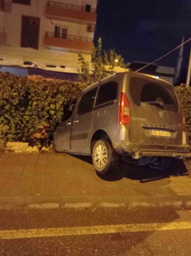 Batman'da otomobille çarpışan hafif ticari araç bahçe duvarına çarptı, yaralanan yok
