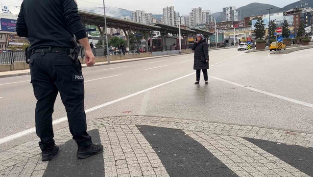 Bursa Osmangazi'de 35 yaşındaki kadın boğazına bıçak dayayıp trafiği kilitledi
