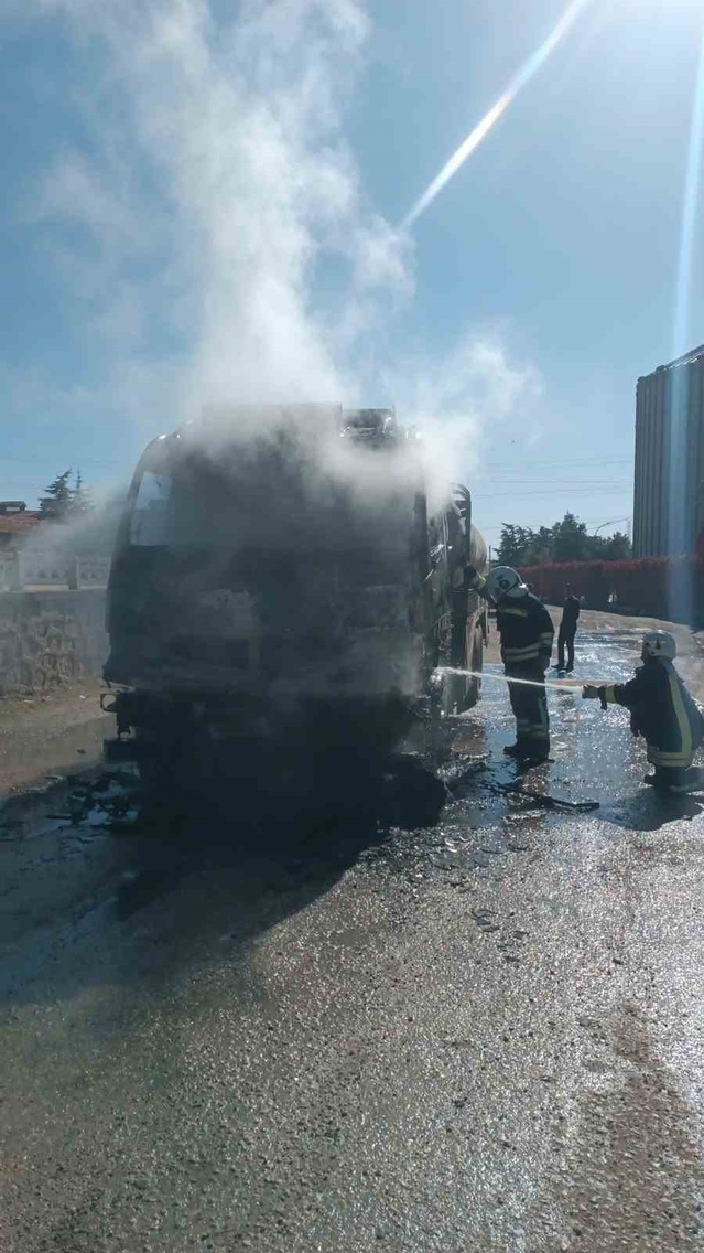 Afyonkarahisar'da yakıt tankerindeki yangın söndürüldü, tanker kullanılamaz oldu