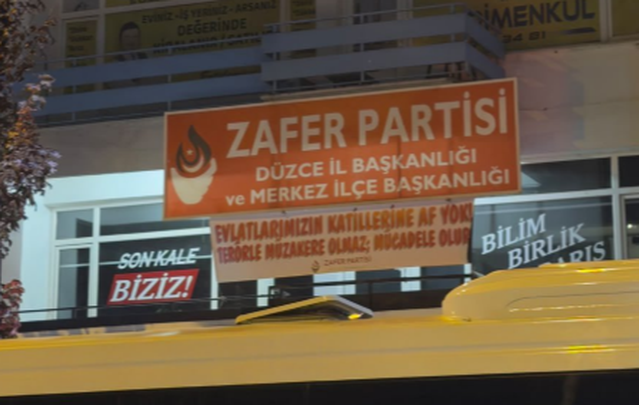 Ümit Özdağ, Düzce'de kaldırılan pankartın tüm il başkanlıklarına asılmasını istedi