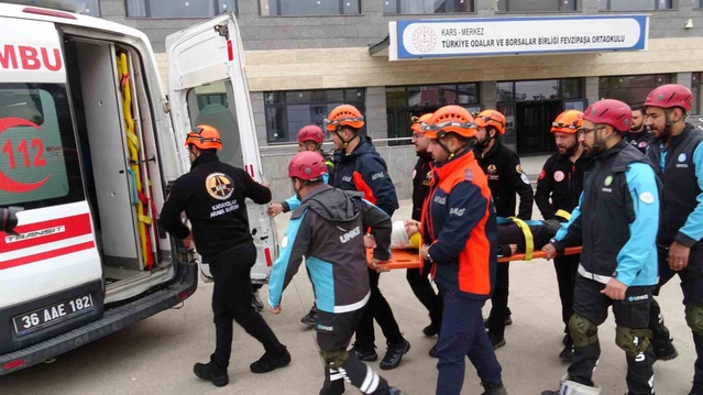 Kars'ta Fevzipaşa İlk ve Ortaokulu'ndaki tatbikatta öğrenciler güvenli alana ulaştı
