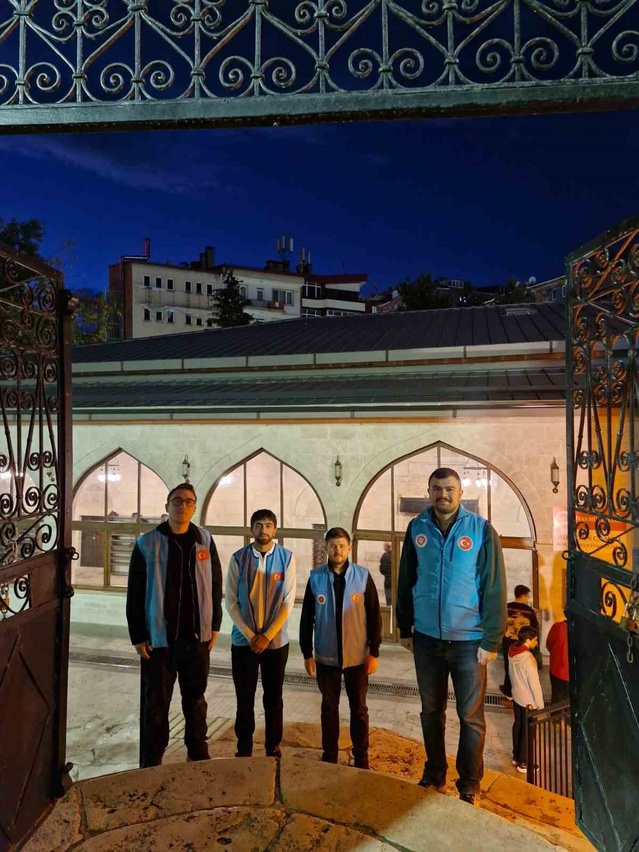 Sivas'ta üniversite öğrencileri Ahilik için esnafa siftah parası ve not bıraktı