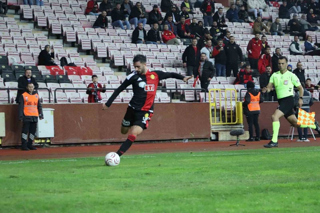 Eskişehirspor, Iğdır FK'yı 90+7'de Kerem Baykuş'un golüyle 1-0 mağlup etti