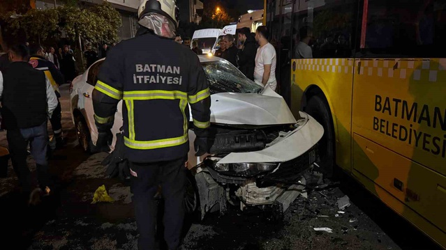 Batman'da Palmiye Caddesi'nde belediye otobüsüne çarpan otomobildeki 2 kişi yaralandı