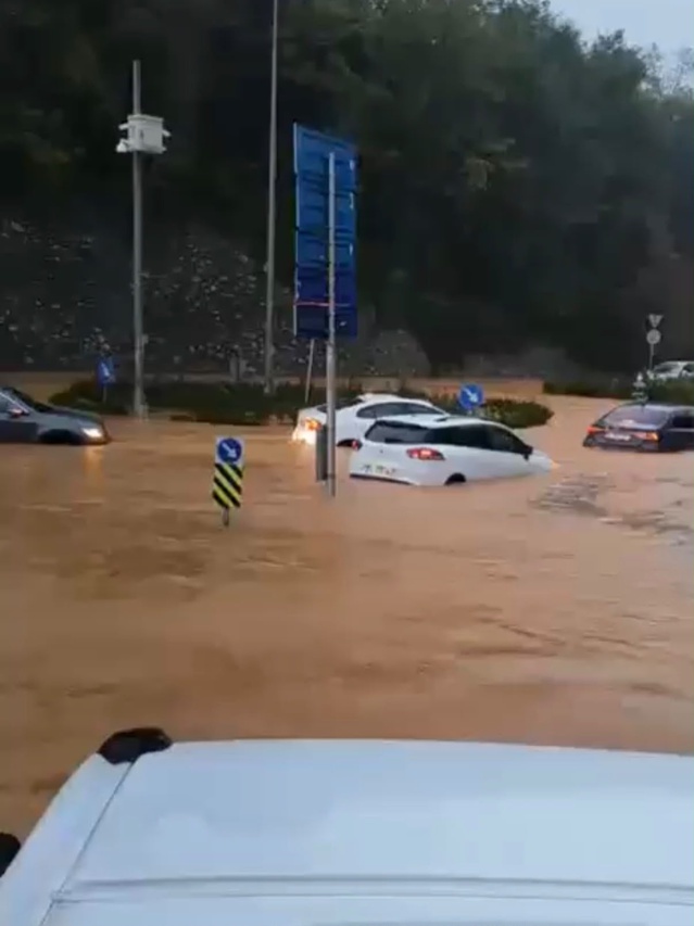 Beykoz'da sağanakta araçlar su birikintisinde kalırken bazı kişiler mahsur kaldı
