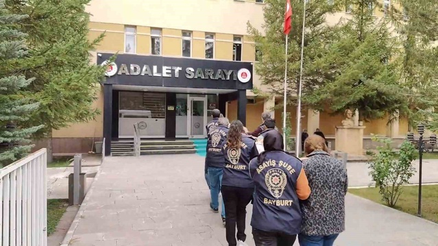 Bayburt'ta kuyumcuyu 130 bin lira dolandıran 4 şüpheli Gaziantep'te yakalandı