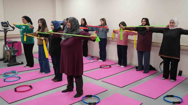 Van Edremit'te 'Mahallemde Hareket Var' projesinde genç kadın 17 kilo verdi