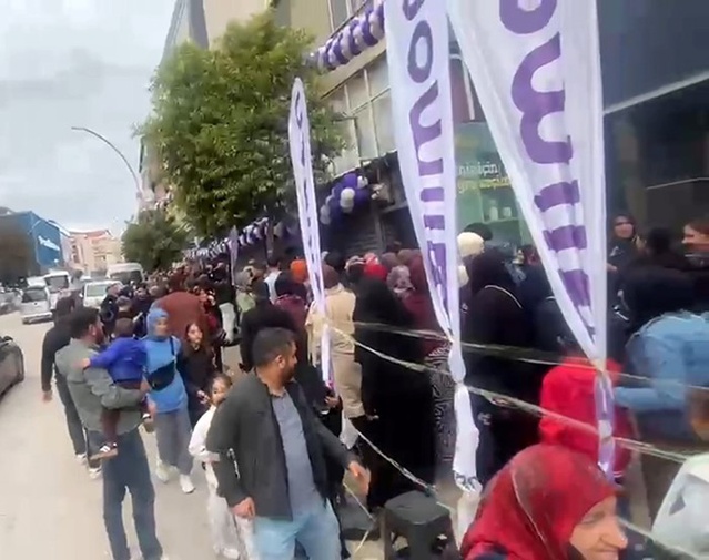 Darıca'da indirim kampanyası izdihama yol açınca zabıta kepenkleri geçici kapattırdı