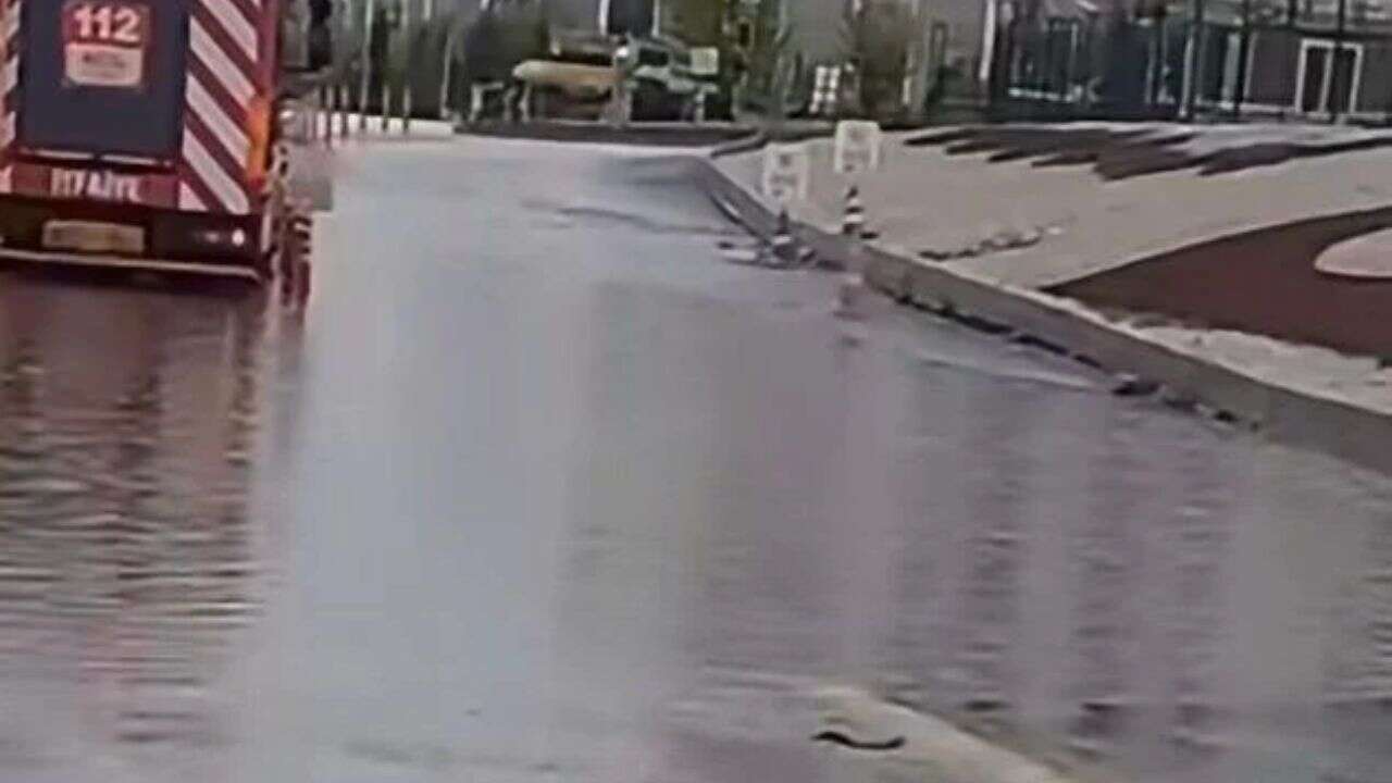 Bilkent Şehir Hastanesi'nin önündeki yolu su bastı