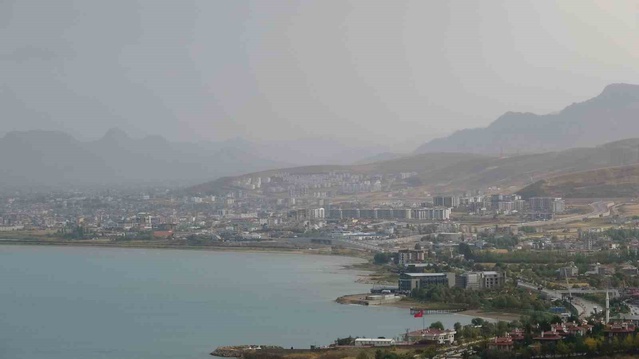 Van'da sıcaklık 10 derece düşünce kent merkezinde sis etkili oldu