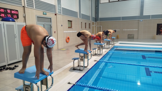 Boyabat'ta 29 Ekim yarışında 50 sporcu kulaç attı, havuz veteranlara açılıyor