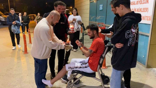 Bursa İnegöl'de kazada hafif yaralanan genç sürücü hastanede doğum gününü kutladı