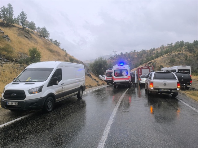 Şırnak Uludere'de devrilen otomobilin sürücüsü yaralanıp hastaneye kaldırıldı